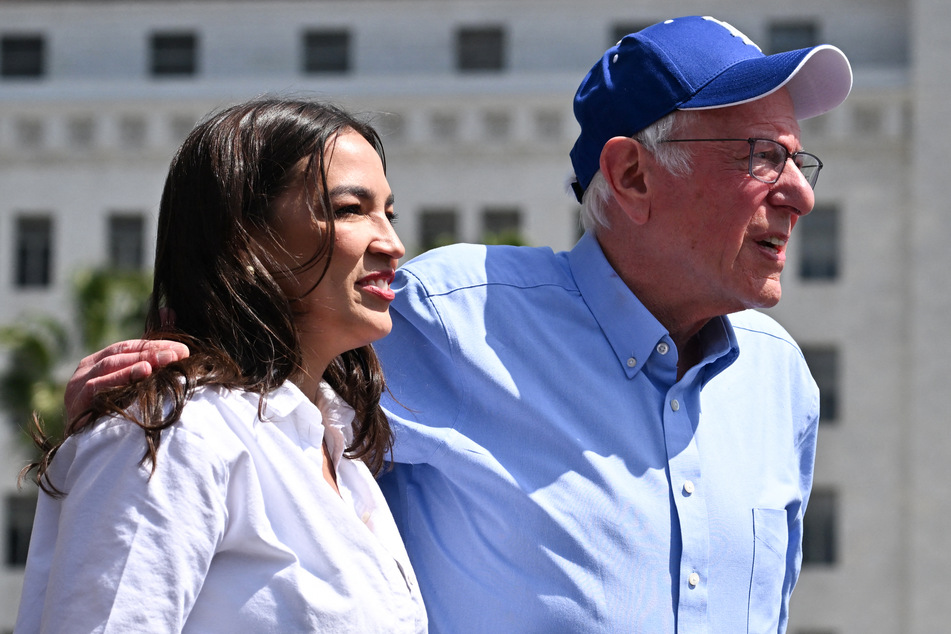 Alexandria Ocasio-Cortez (l.) joined Bernie Sanders on a nationwide "Fight Oligarchy" tour earlier this year.