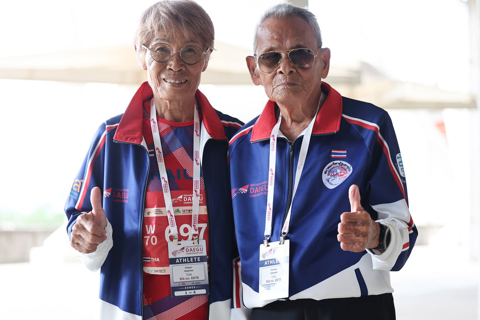 Daumen hoch! Zusammen mit seiner Tochter Siripan (78) begann der 106-Jährige seine etwas verspätete Sport-Karriere. Heute ist das Vater-Tochter-Duo als Athlet und Trainerin unterwegs.