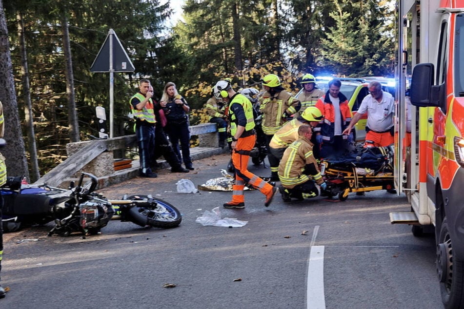 Frontal-Crash in Kurve: Zwei Biker schwer verletzt in Kliniken geflogen