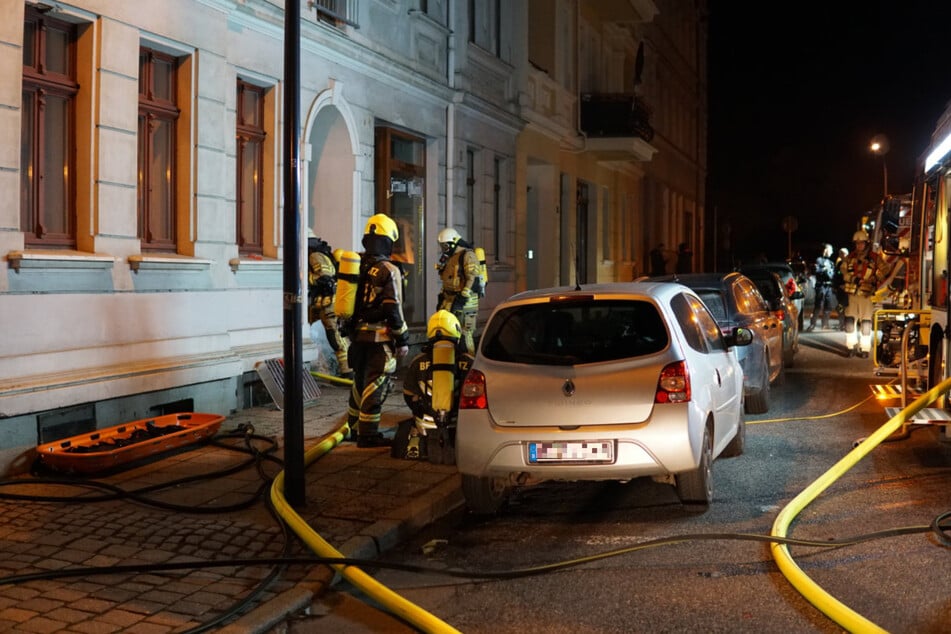 Über vier Stunden waren die Einsatzkräfte mit dem Keller-Brand auf der Spremberger Straße beschäftigt.