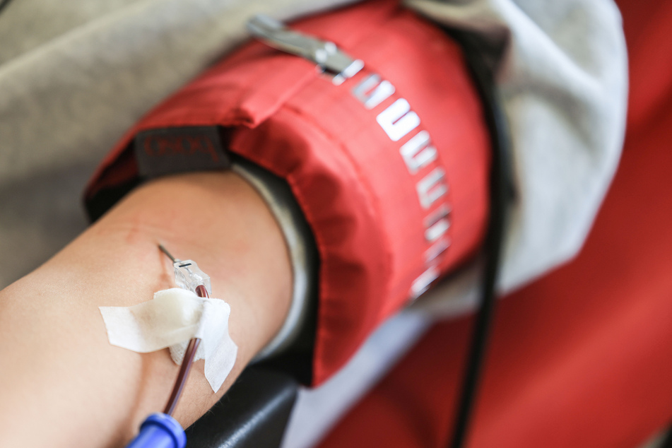 Die Vorräte in NRW werden knapp: Das Deutsche Rote Kreuz hat zum Blutspenden aufgerufen.