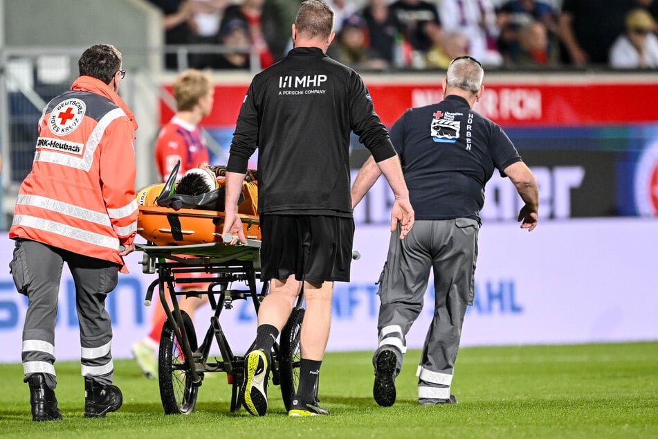 Müller wurde per Trage abtransportiert.