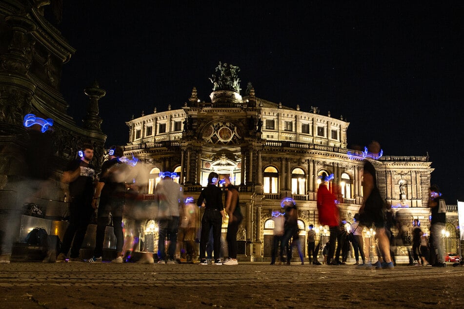 Getanzt wird überall dort, wo Platz ist - wie zum Beispiel vor der Semperoper.
