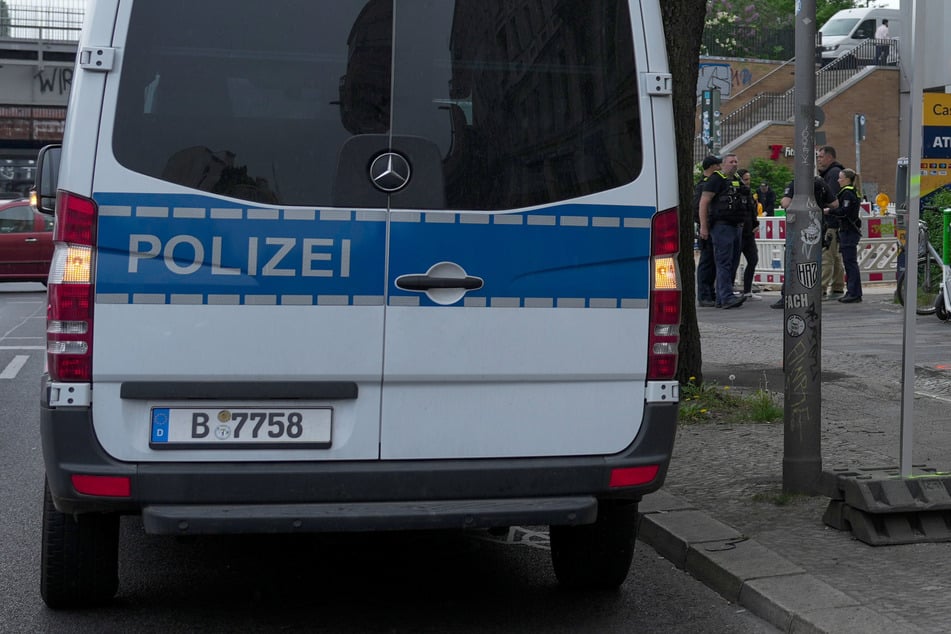 Berlin: Blutüberströmt in Klinik gerettet: 38-Jähriger lebensgefährlich verletzt