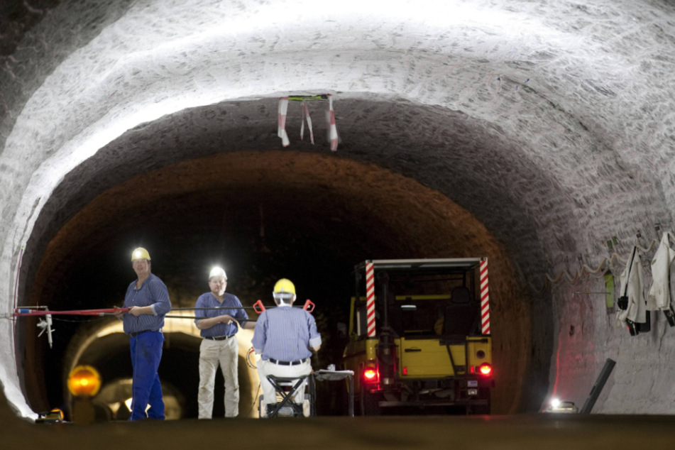 So könnte ein Endlager in Sachsen aussehen: Im Salzstock Gorleben prüft ein Ingenieur für Geotechnik durch Elektromagnetische Reflexion die Beschaffenheit des verborgenen Gesteins.