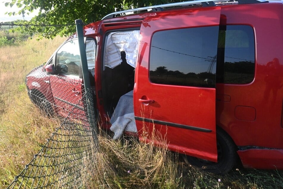 Ein VW war frontal in einen Zaun gekracht.
