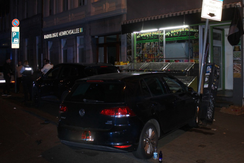 Ein am Fahrbahnrand geparkter VW wurde durch den Unfall in eine Parkuhr geschoben.