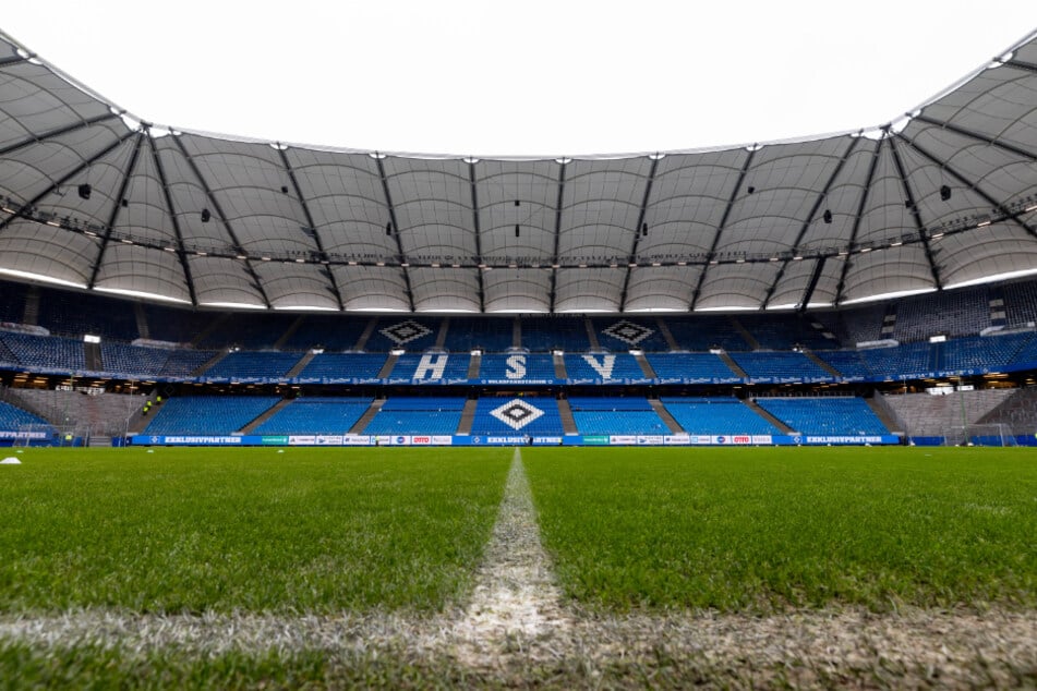 Das Volksparkstadion soll in naher Zukunft mehr als 60.000 Zuschauer fassen. Die Umbauarbeiten beginnen im Oktober. (Archivfoto)