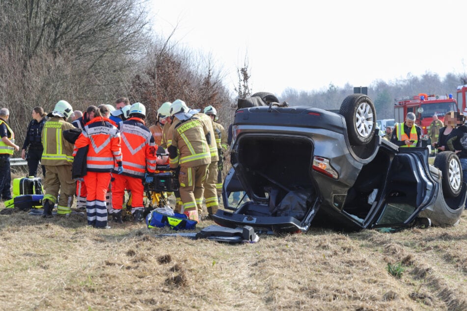 Der Nissan kam von der Fahrbahn ab, überschlug sich und blieb auf dem Dach liegen.