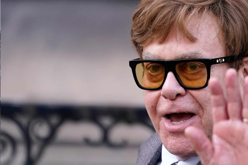 Große Sorge um Elton John: Weltstar ins Krankenhaus eingeliefert