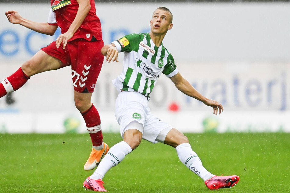 Linksverteidiger Miro Muheim (23, r.) vom FC St. Gallen soll ebenfalls vor einem Wechsel zum Hamburger SV stehen. (Archivfoto)