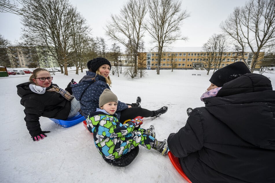 Peggy Hofmann (35) nutzte den Schnee spontan für eine Rodelrunde mit den Kids am Ottoberg.