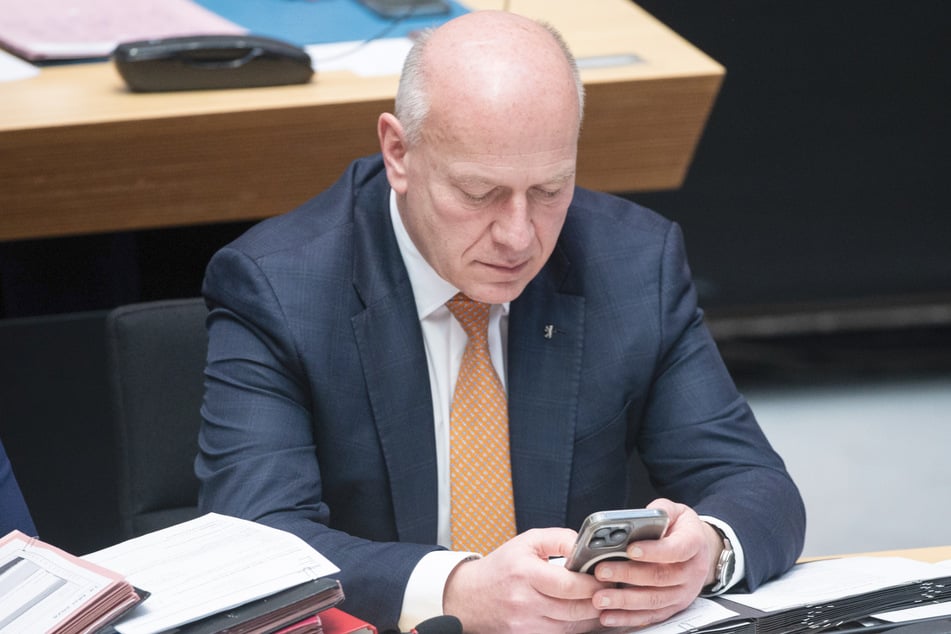 Kai Wegner (53, CDU) schaut auf sein Handy.