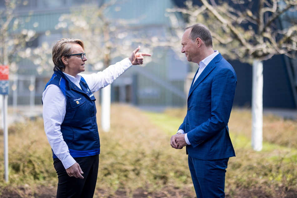 Umweltminister Wolfram Günther (48, Grüne) ließ sich am Mittwoch von BMW-Werksleiterin Petra Peterhänsel (55) das Energiekonzept der Leipziger Autoproduktion erklären.