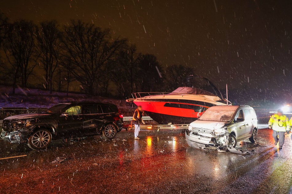 Ein Mercedes-Fahrer, der ein Boot auf einem Anhänger dabeihatte, war ins Schleudern geraten, dann kam es zu einem Auffahrunfall.