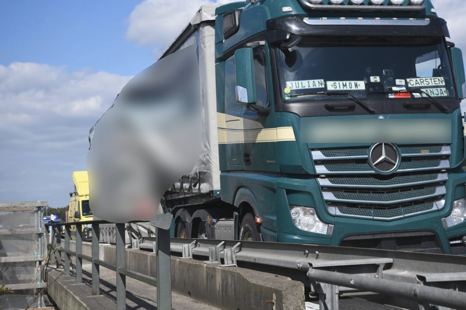 Unfall A6: Schwertransport keilt sich in Baustelle fest: A6 voll gesperrt!