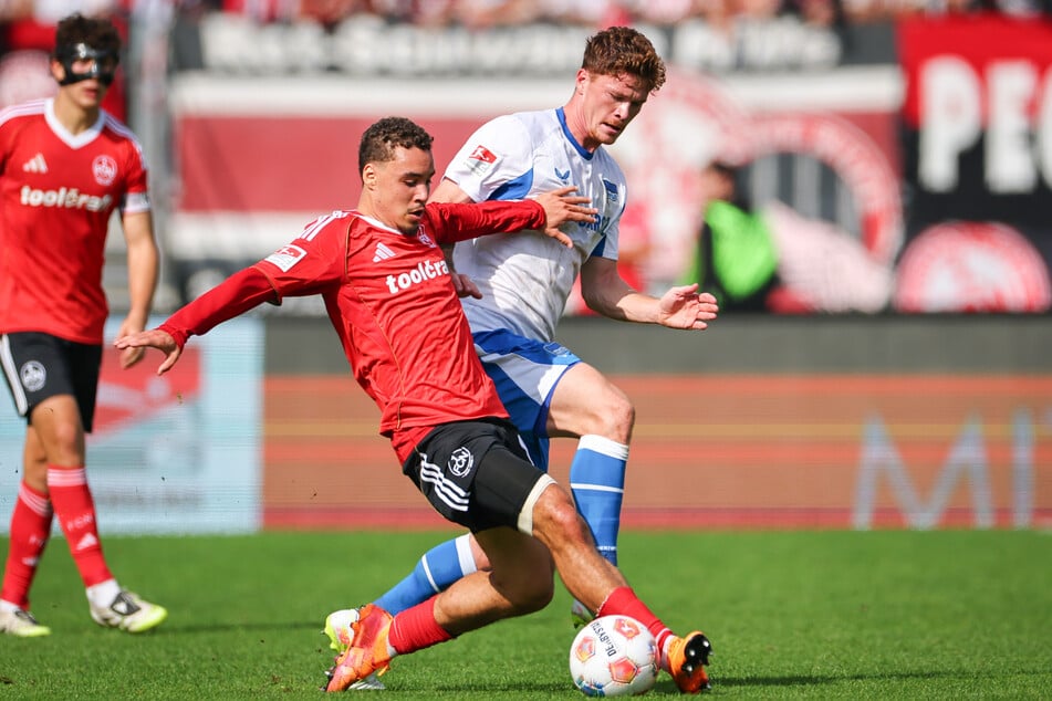 Voller Einsatz: Herthas Sebastian Grönning (28, r.) im Zweikampf um den Ball gegen Nürnberg-Akteur Rafael Lubach (20).