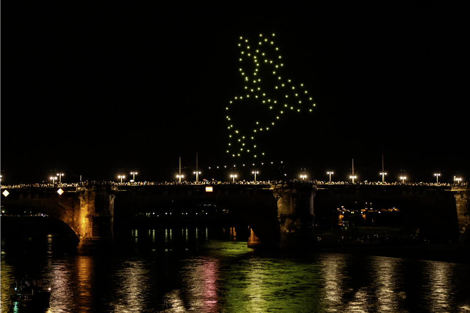 Die "Infineon Night Sky - Drohnenshow" bildete am Sonntagabend den Abschluss des Dresdner Stadtfests.