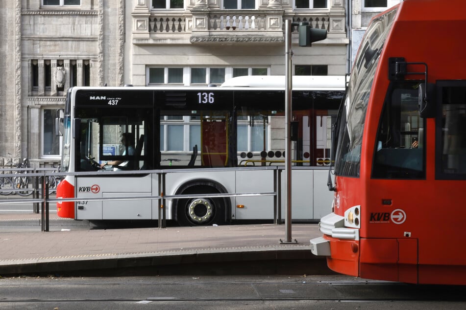 Straße statt Schiene: Entlang der KVB Linie 16 werden in den Herbstferien zwischen Rodenkirchen und Bonn vermehrt Busse statt Bahnen unterwegs sein. (Archivbild)