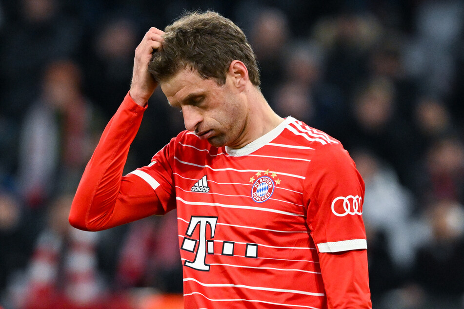 Die pure Ratlosigkeit steht Thomas Müller (33), dem Ersatzkapitän und Führungsspieler des FC Bayern, ins Gesicht geschrieben.