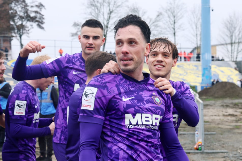 Welch ein Comeback: Nach über einem halben Jahr Zwangspause feierte Marcel Bär (33, v.) sein Comeback mit einem Tor, das Aue ins Viertelfinale des Sachsenpokals führte.