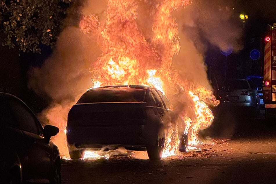 Die Flammen am BMW griffen anschließend auf einen Skoda über.