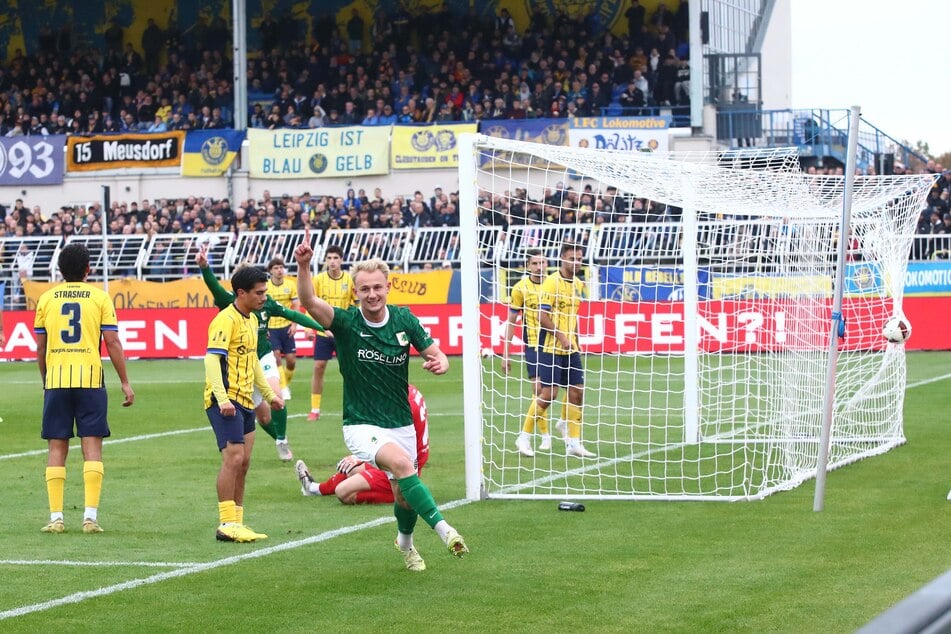 Willi Reinke bejubelt seinen Treffer zum 1:0.