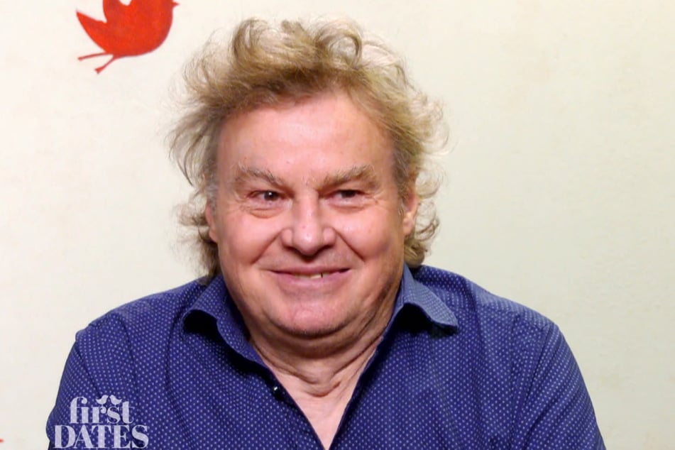 Claudius (68) ist offen und kommunikativ. Beim Date spricht er jedoch etwas zu viel.