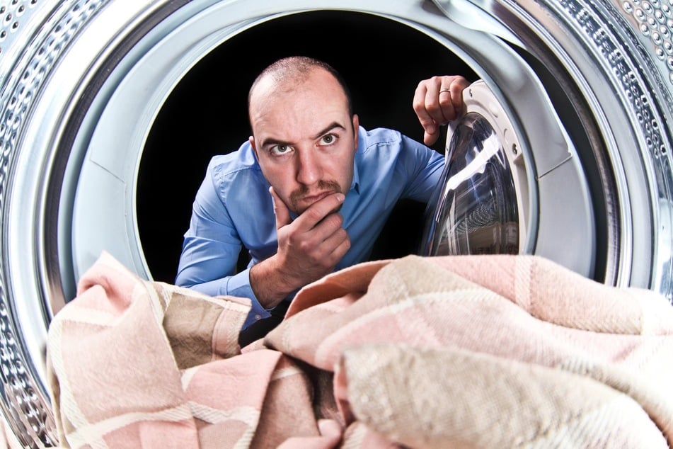 Die Waschmaschine stinkt, wenn sich Bakterien, Keime oder Kalk abgelagert haben.