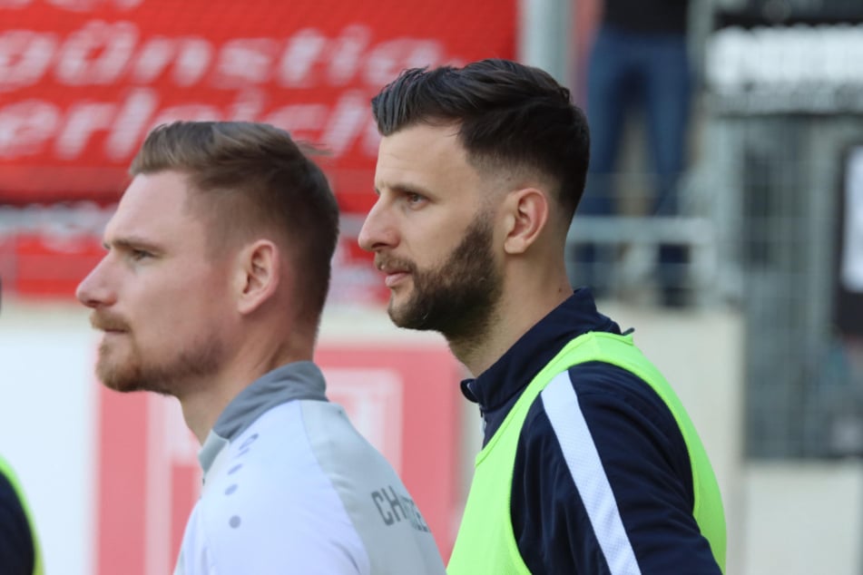 Top-Torjäger Dejan Bozic (r.) stellte sich in den Dienst der Mannschaft und fuhr trotz einer Sprunggelenk-Verletzung mit nach Halle. Foto: Marcus Hengst