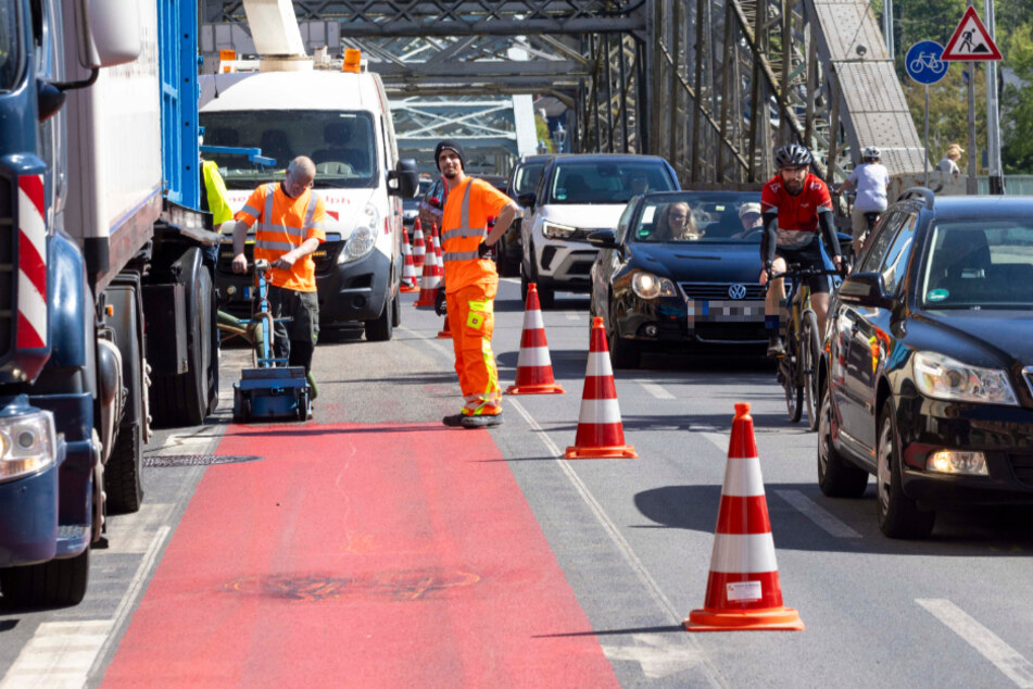 Nach nur wenigen Tagen wurde der Versuch abgebrochen, die roten Fahrstreifen wieder entfernt.