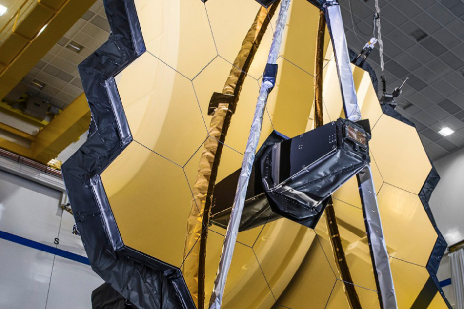 Der Teleskopspiegel vom James-Webb-Teleskop hat einen Durchmesser von 6,5 Metern und besteht aus 18 wabenförmigen Teilen.