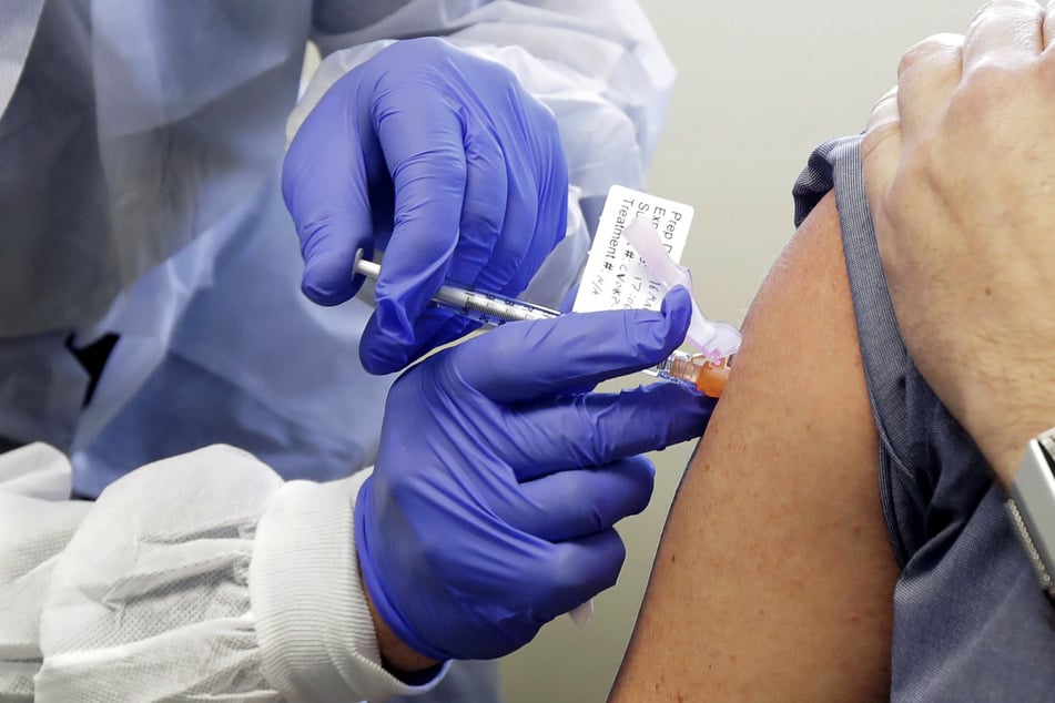 Ein Patient erhält eine Spritze mit einem Impfstoff.