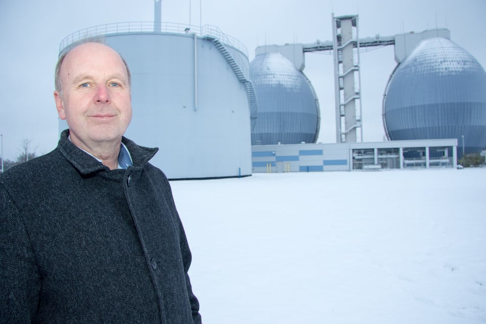 Der technische Geschäftsführer der Stadtentwässerung, Ralf Strothteicher (59), vor dem Biogasspeicher der Kläranlage.