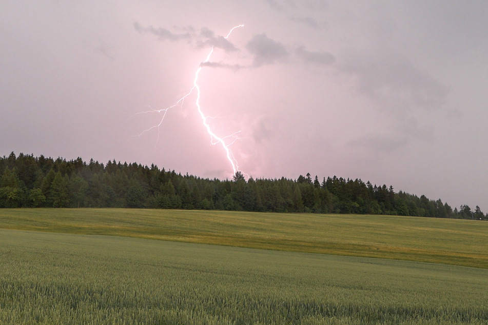 Über dem Landkreis Mittelsachsen tobte am Nachmittag ein heftiges Unwetter. Blitze zuckten vom Himmel, begleitet von Regen und Hagel.
