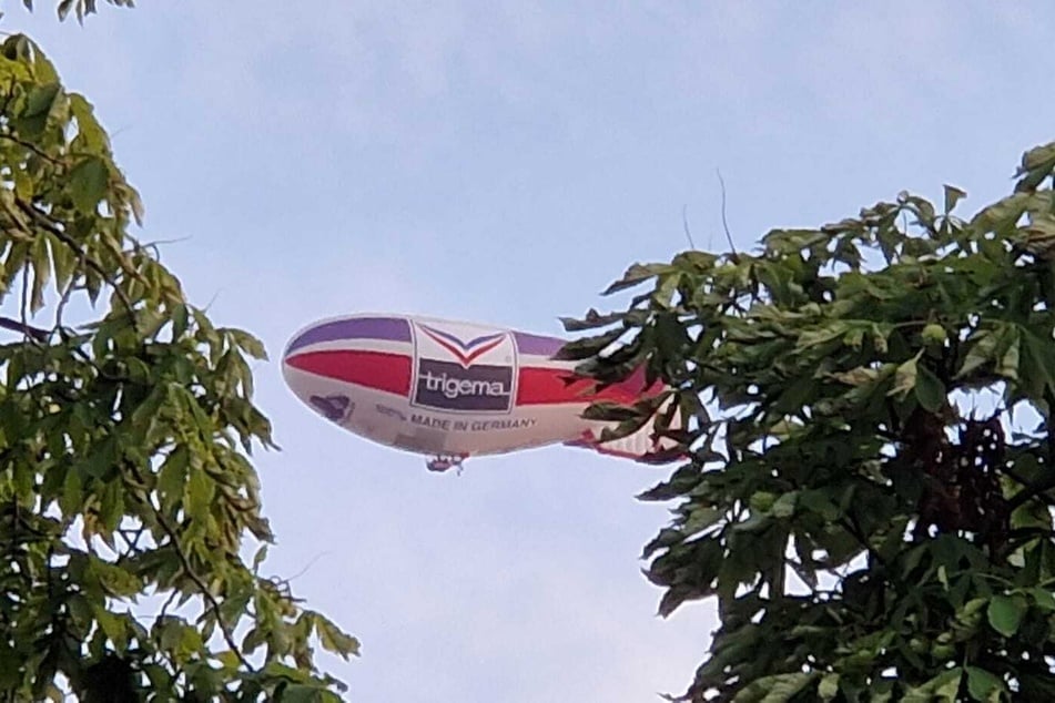 Der Zeppelin mit dem "Trigema"-Logo flog am Samstag über Leipzig.