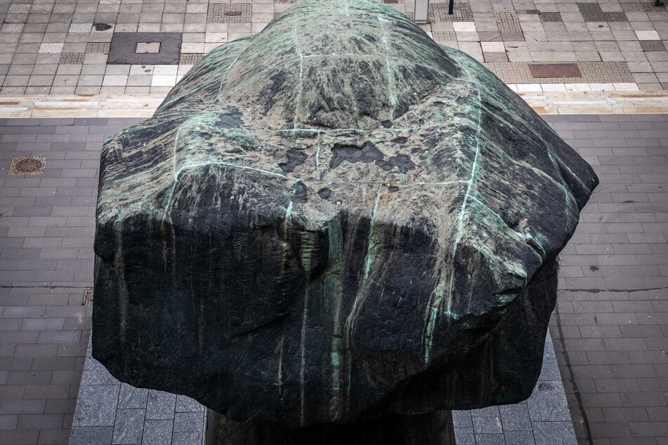 Für einen Zugang zum Denkmal wird eine Bronzeplatte am Hinterkopf geöffnet.