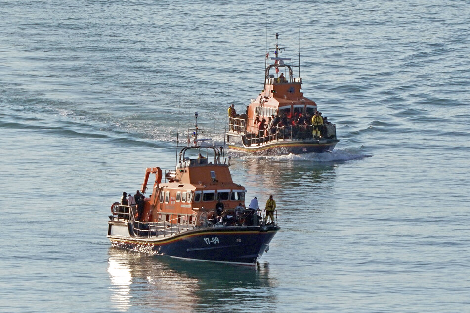 Im Ärmelkanal haben britische Seenotretter mehrere Flüchtlinge aus dem Wasser gerettet.