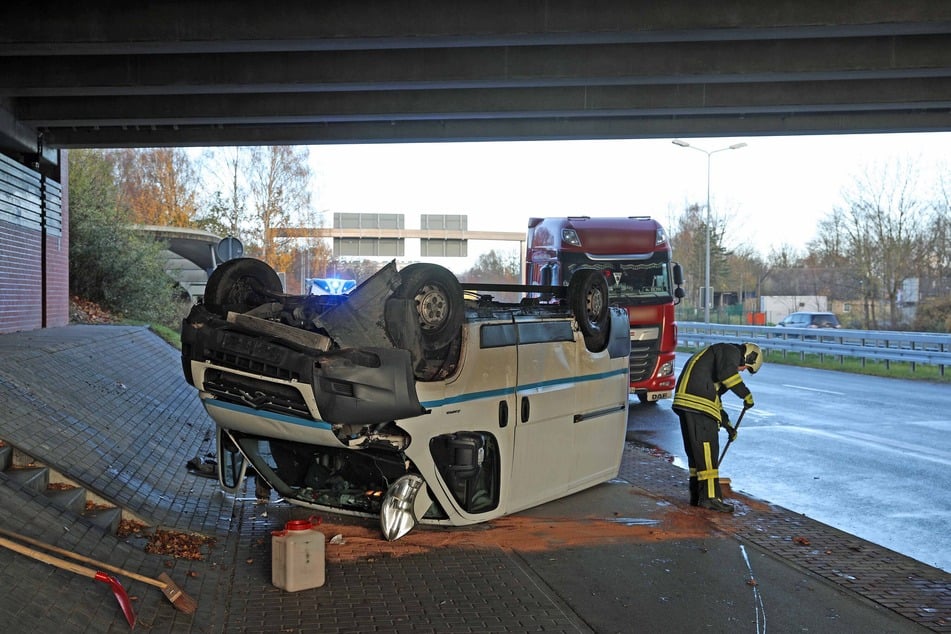 Feuerwehr und Polizei waren am Samstagmorgen auf der Rostocker Stadtautobahn im Einsatz.
