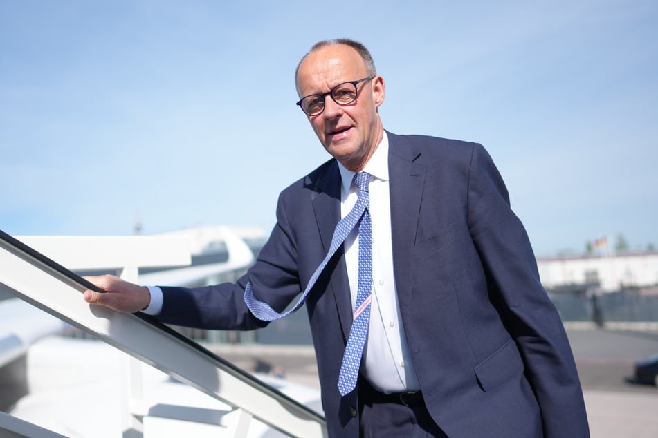Bundeskanzler Friedrich Merz (69, CDU) steigt in das Flugzeug der Flugbereitschaft.