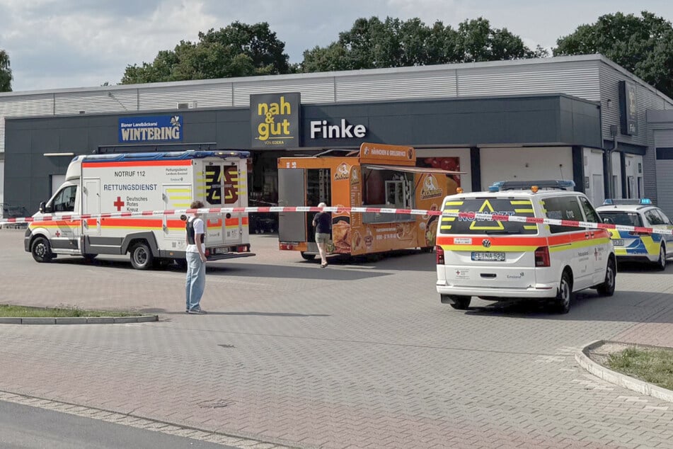 Bei einem Streit in einem Supermarkt im Emsland ist ein 21-Jähriger lebensgefährlich verletzt worden.