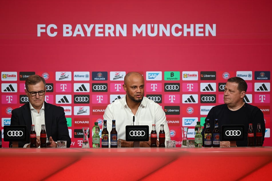 Jan-Christian Dreesen (56, v.l.), Vincent Kompany (38) und Max Eberl (50) nehmen den Kader unter die Lupe.