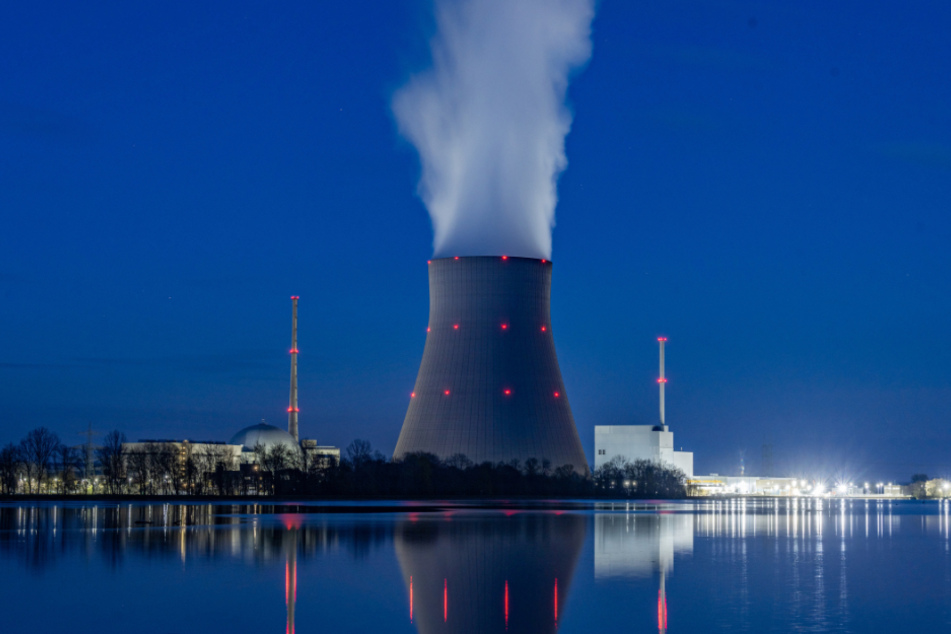 Wasserdampf steigt aus dem Kühlturm des Kernkraftwerks Isar 2. Laut Atomgesetz soll die endgültige Abschaltung des Kraftwerkes am 15. April erfolgen.