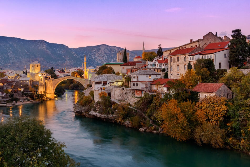 Die berühmte Stadt Mostar mit ihrer historischen Steinbrücke.