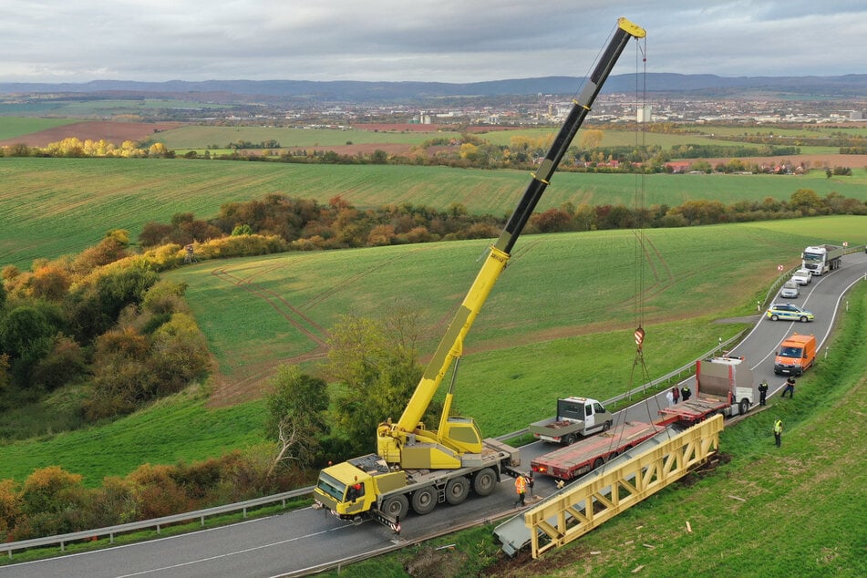 Die verlorene Ladung eines Lkw sorgte laut Polizei am Montagnachmittag im Landkreis Nordhausen für mehrstündige Verkehrsbehinderungen auf der Bundesstraße 4.