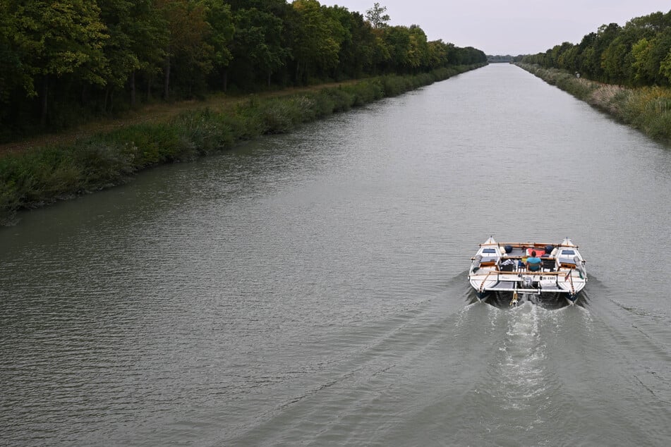 Kran erleidet Defekt: Auto des Schiffsführers versinkt im Mittellandkanal