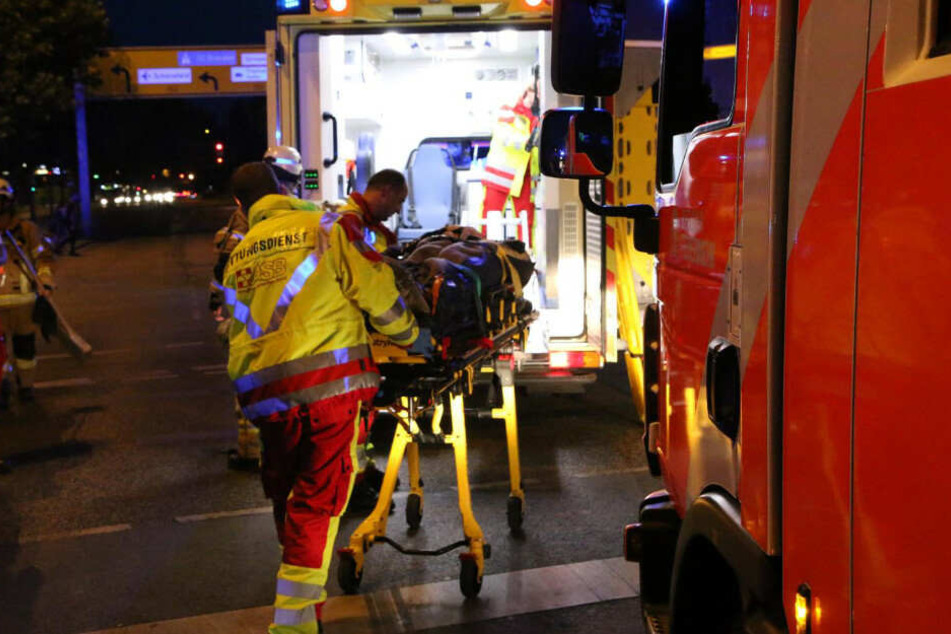 Sanitäter bringen die Schwerverletzten ins Krankenhaus.