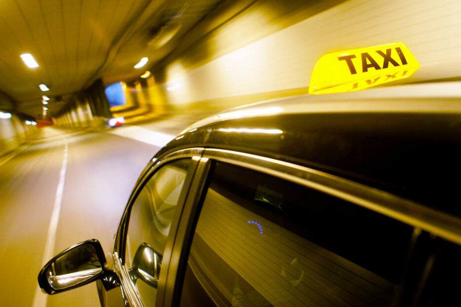 Mit einem Taxi floh das angebliche Raub-Opfer (Symbolbild).