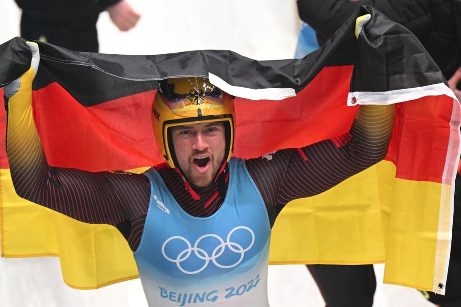 Beim Goldjubel schnappte sich Rennrodler Johannes Ludwig (35) die deutsche Flagge.