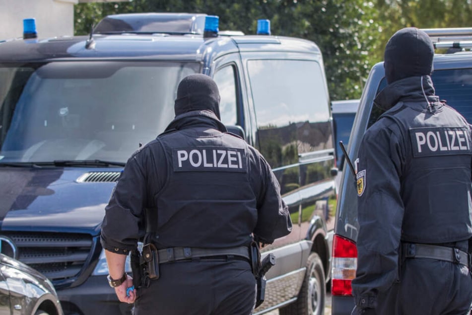 Mehrmals durchsuchten Polizisten Gebäude im Zusammenhang mit der Preppergruppe "Nordkreuz" in Mecklenburg-Vorpommern.